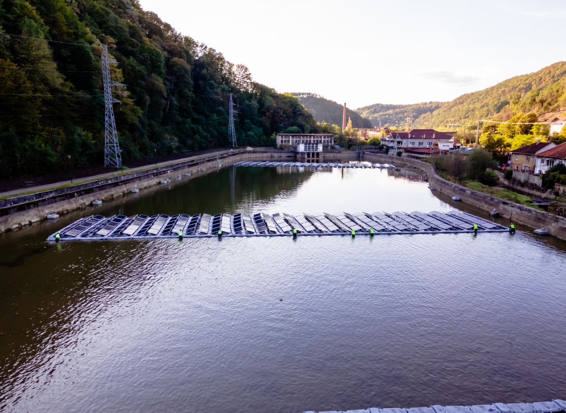 A fost pusă în funcțiune prima centrală fotovoltaică plutitoare din România