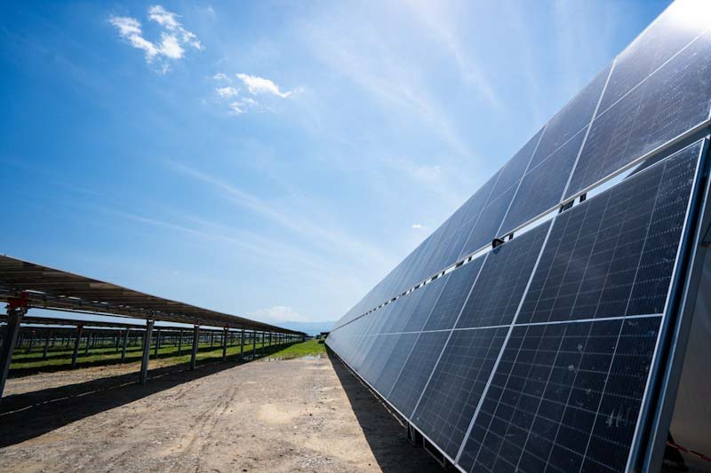 A fost inaugurat cel mai mare parc fotovoltaic cu panouri care se mișcă după soare din România, la Părău, Brașov, 91 MW.  Parcul, deținut de Econergy, a găzduit a doua ediție a Solar Open Day