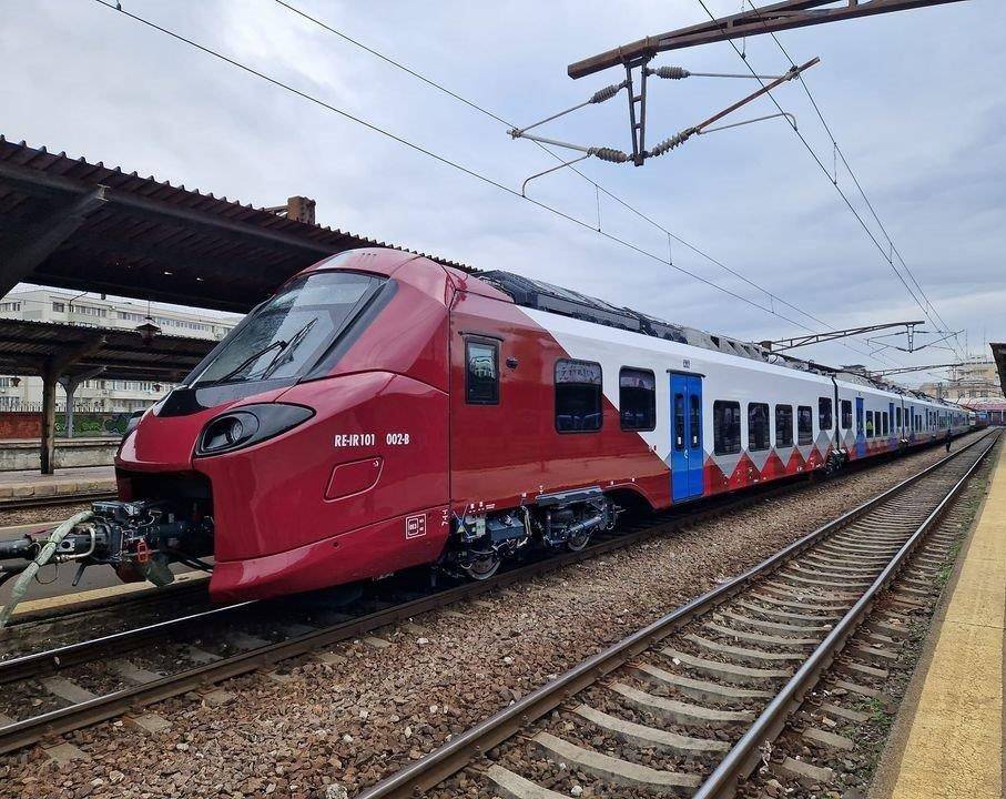 Primul tren nou Alstom a ajuns la Brașov și va intra în circulație în mai puțin de două săptămâni VIDEO - Economica.net